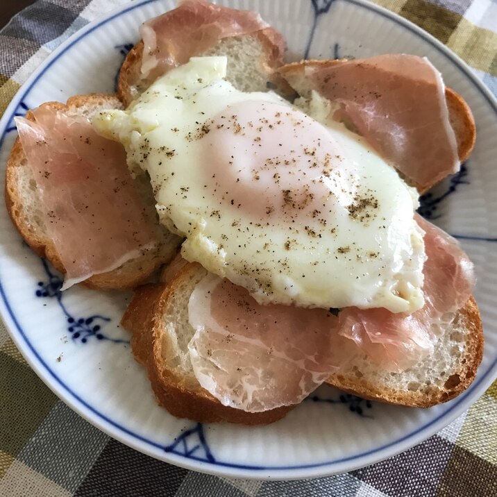 生ハムと目玉焼きのトースト